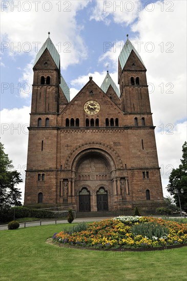Church of the Redeemer, start of construction 1903, Bad Homburg v. d. Hoehe, Hesse, Front view of a Gothic church with green roofs and a colourful flower bed in the foreground, Church of the Redeemer, start of construction 1903, Bad Homburg v. Hoehe, Hesse, Germany, Europe