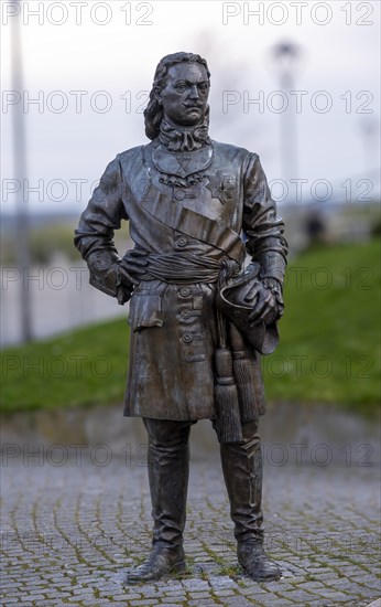 Bronze figure of Tsar Peter I of Russia by the sculptor Anton Schumann in memory of the diplomatic meeting between the Tsar and the Prussian King Friedrich Wilhelm I in 1716 in the Provost's Office in Havelberg. The sculptures also serve as postcard vending machines, Havelberg, Saxony-Anhalt, Germany, Europe