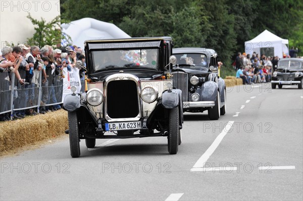 Cleveland Six, built in 1925, classic cars of various models drive past a crowd during a parade, SOLITUDE REVIVAL 2011, Stuttgart, Baden-Wuerttemberg, Germany, Europe