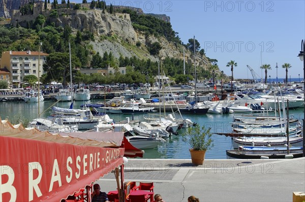 Cassis, the harbour, A lively harbour with restaurants on the waterfront and boats in the water, Marseille, Departement Bouches-du-Rhone, Region Provence-Alpes-Cote d'Azur, France, Europe
