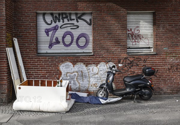 Bulky waste lying at a house, illegal waste disposal in the Berlin district of Neukoelln, 01.04.2024., Berlin, Berlin, Germany, Europe