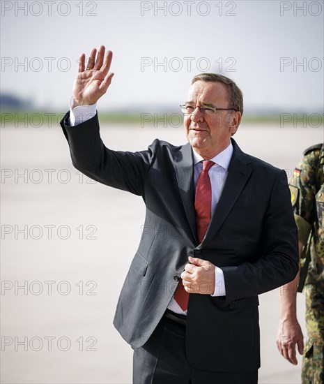 Federal Minister of Defence Boris Pistorius, SPD, bids farewell to the 20 or so soldiers of the Lithuanian brigade's preliminary command at BER Airport. By the fourth quarter of 2024, the pre-commando is to grow to a deployment team of around 150 members of the German Armed Forces. The army brigade will be reorganised in Lithuania with the name Panzerbrigade 45. After the brigade is officially commissioned in 2025, the other forces are to be deployed starting in 2025. The Lithuanian brigade should be operational by the end of 2027. Berlin, 08.04.2024