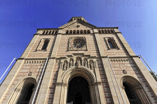 Speyer Cathedral, facade of a Romanesque church with a rose window and two towers against a clear blue sky, Speyer Cathedral, Unesco World Heritage Site, foundation stone laid around 1030, Speyer, Rhineland-Palatinate, Germany, Europe