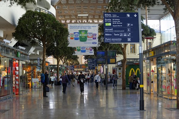 Marseille-Saint-Charles railway station, Marseille, Hectic railway station with people, shops and a wooden ceiling construction, Marseille, Departement Bouches-du-Rhone, Region Provence-Alpes-Cote d'Azur, France, Europe