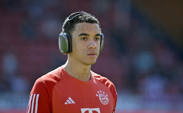 Jamal Musiala FC Bayern Muenchen FCB (42) Portrait, Headphones, Voith-Arena, Heidenheim, Baden-Wuerttemberg, Germany, Europe