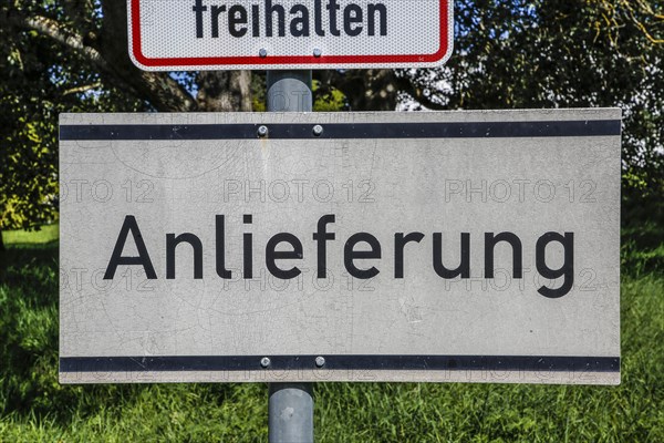 Detail sign, traffic sign, traffic sign, keep clear, information board delivery, information sign, letters, writing, campus, Reutlingen University, Reutlingen University, Texoversum, Reutlingen, Baden-Wuerttemberg, Germany, Europe