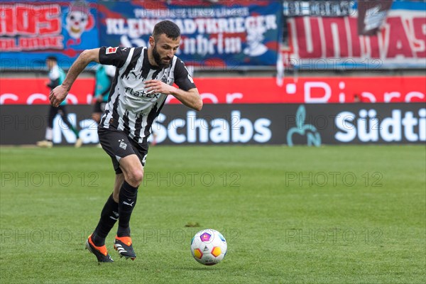 Football match, Franck HONORAT Borussia Moenchengladbach on the ball, Voith-Arena football stadium, Heidenheim