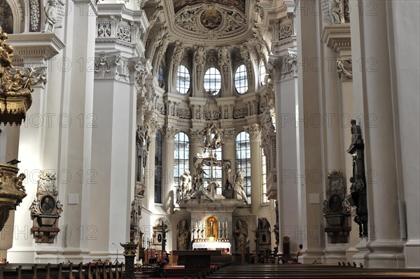 St Stephen's Cathedral, Passau, magnificent baroque church with a richly decorated altar area, St Stephen's Cathedral, Passau, Bavaria, Germany, Europe