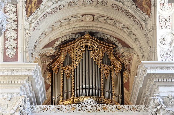 St Stephan Cathedral, Passau, Opulently decorated golden baroque organ in a church, St Stephan Cathedral, Passau, Bavaria, Germany, Europe