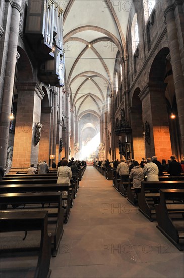 Speyer Cathedral, worshippers sitting on benches inside Worms Cathedral, Speyer Cathedral, Unesco World Heritage Site, foundation stone laid around 1030, Speyer, Rhineland-Palatinate, Germany, Europe