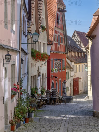Narrow alley Alter Keller with town houses in the historic old town centre, Rothenburg ob der Tauber, Middle Franconia, Bavaria, Germany, Europe