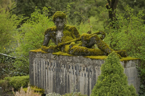 Grave Ulrich Bartling, moss, mourning figure, North Cemetery, Wiesbaden, Hesse, Germany, Europe