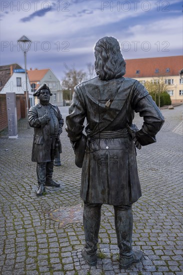 Bronze figures of the Prussian King Frederick William I (back) and Tsar Peter I of Russia by the sculptor Anton Schumann in memory of the diplomatic meeting between the two in 1716 in the Provost's Office in Havelberg. The sculptures, which can be opened at the back, serve as postcard machines, Havelberg, Saxony-Anhalt, Germany, Europe