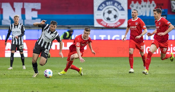 Football match, Joe SCALLY Borussia Moenchengladbach left on the ball, Jan SCHOePPNER 1.FC Heidenheim centre tries to stop him, right watching the scene Norman THEUERKAUF and Marvin PIERINGER 1.FC Heidenheim football stadium Voith-Arena, Heidenheim