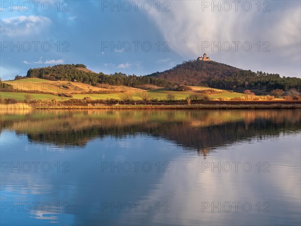 Lake in the evening light, Veste Wachsenburg reflected, castle of the Drei Gleichen castle ensemble, Thuringian Burgenland, Muehlberg, Thuringia, Germany, Europe