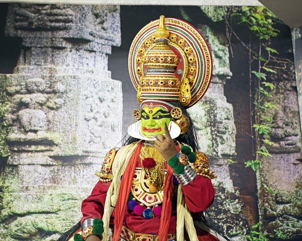 Kathakali performer or mime, 38 years old, on stage at the Kochi Kathakali Centre, Kochi, Kerala, India, Asia