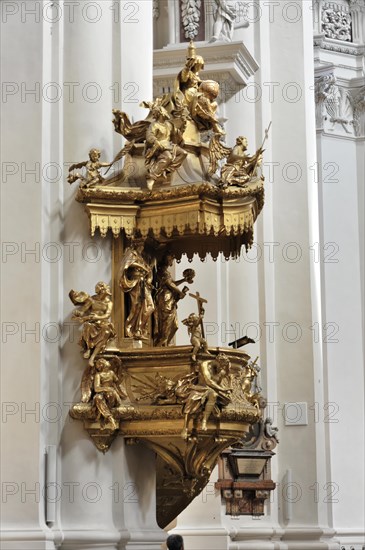 St Stephen's Cathedral, Passau, Gilded pulpit, pulpit by L. Mattielli and A. Beduzzi, 1726, St Stephen's Cathedral, Passau, with rich ornamentation and figurative depictions, Passau, Bavaria, Germany, Europe