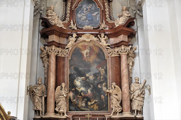 St Stephen's Cathedral, Passau, altarpiece with painting and surrounding sculptures in Baroque style, St Stephen's Cathedral, Passau, Bavaria, Germany, Europe