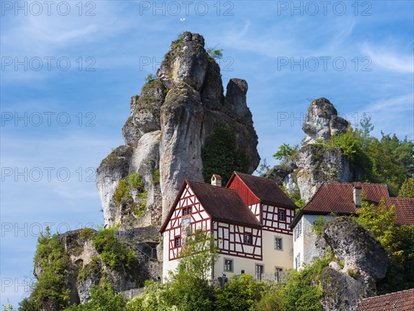 Zechenstein rock formation and half-timbered houses, rock castle and Franconian Switzerland Museum, former Judenhof, Tuechersfeld, Pottenstein, Franconian Switzerland, Franconian Alb, Upper Franconia, Franconia, Bavaria, Germany, Europe