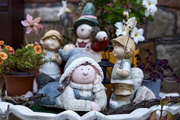 Decoration in a front garden, ceramic figures, garden gnomes, flowers, old town, Ortenberg, Vogelsberg, Wetterau, Hesse, Germany, Europe