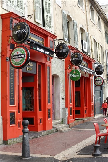 Marseille, Red facade of an Irish pub with outside tables on the pavement, Marseille, Departement Bouches du Rhone, Region Provence Alpes Cote d'Azur, France, Europe