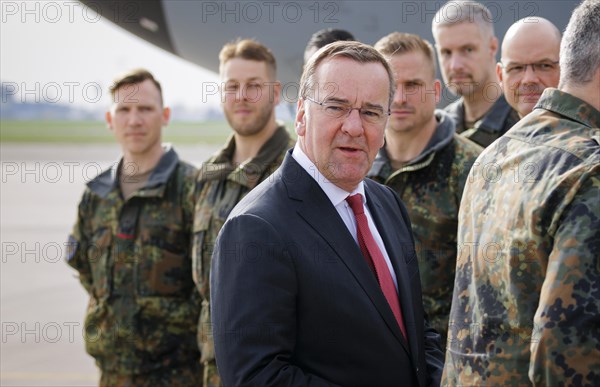 Federal Minister of Defence Boris Pistorius, SPD, bids farewell to the 20 or so soldiers of the Lithuanian brigade's preliminary command at BER Airport. By the fourth quarter of 2024, the pre-commando is to grow to a deployment team of around 150 members of the German Armed Forces. The army brigade will be reorganised in Lithuania with the name Panzerbrigade 45. After the brigade is officially commissioned in 2025, the other forces are to be deployed starting in 2025. The Lithuanian brigade should be operational by the end of 2027. Berlin, 08.04.2024