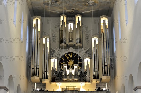 St Kilian's Cathedral in Wuerzburg, Wuerzburg Cathedral, A large church organ with a modern design in an illuminated sacred space, Wuerzburg, Lower Franconia, Bavaria, Germany, Europe