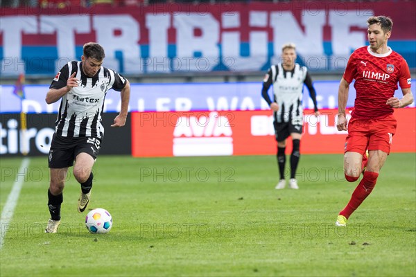 Football match, Joe SCALLY Borussia Moenchengladbach left in a sprint with the ball, Marvin PIERINGER 1.FC Heidenheim centre tries to stop him, Voith-Arena football stadium, Heidenheim