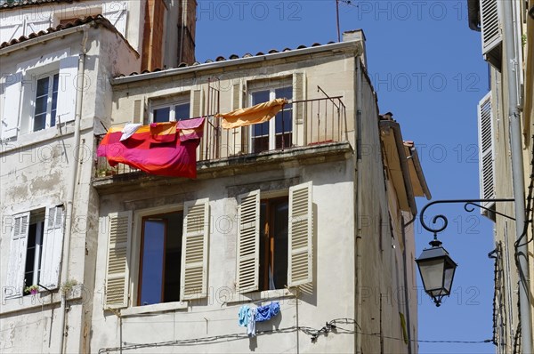 Marseille, Old Mediterranean buildings with laundry hanging from shutters, Marseille, Departement Bouches-du-Rhone, Region Provence-Alpes-Cote d'Azur, France, Europe