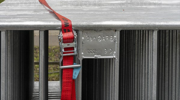 Detail photo, tension belt on the barrier fence at a running event, Strasse des 17. Juni, Berlin, Germany, Europe