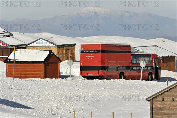Mountains in Andalusia, mountain range with snow, near Pico del Veleta, 3392m, Gueejar-Sierra, Sierra Nevada National Park, red bus at a bus stop in the snowy mountain area, Costa del Sol, Andalusia, Spain, Europe