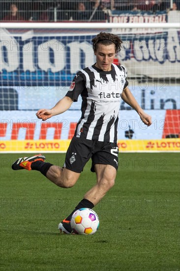 Football match, Rocco REITZ Borussia Moenchengladbach on the ball, Voith-Arena football stadium, Heidenheim