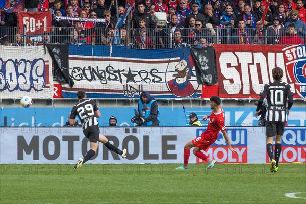 Football match, Eren DINKCI 1.FC Heidenheim centre scores the 1 to 1 equaliser against Borussia Moenchengladbach, Joe SCALLY Borussia Moenchengladbach left tries to fend off and Florian NEUHAUS Borussia Moenchengladbach right can only watch, Voith-Arena football stadium, Heidenheim