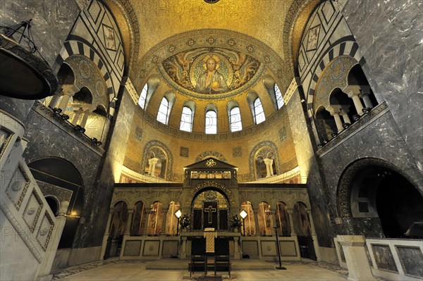 Church of the Redeemer, start of construction 1903, Bad Homburg v. d. Hoehe, Hesse, Splendid church interior architecture with gold mosaic and a central dome, Church of the Redeemer, start of construction 1903, Bad Homburg v. Hoehe, Hesse, Germany, Europe