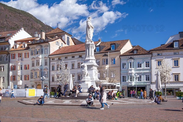 Walther Square with monument to Walther von der Vogelweide, Bolzano, Adige Valley, South Tyrol, Trentino-Alto Adige, Italy, Europe