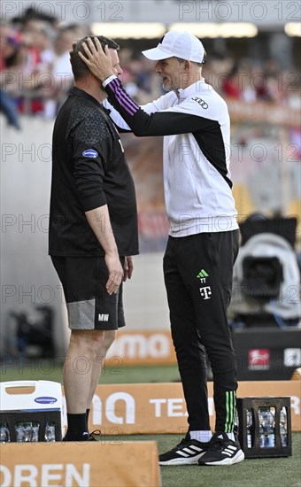 Coach Thomas Tuchel FC Bayern Munich FCB chatting with physiotherapist Marc Weiss 1. FC Heidenheim 1846 FCH, Voith-Arena, Heidenheim, Baden-Wuerttemberg, Germany, Europe