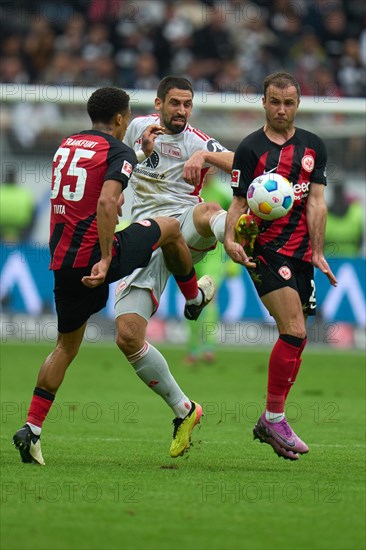 Bundesliga Eintracht Frankfurt-Union Berlin at Deutsche Bank Park in Frankfurt. Frankfurt's Tuta (l) and Frankfurt's Mario Goetze (r) and Berlin's Rani Khedira (m) battle for the ball.Frankfurt, Hesse, Germany, Europe