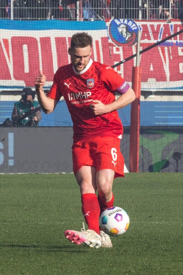 Football match, captain Patrick MAINKA 1.FC Heidenheim taking a shot, Voith-Arena football stadium, Heidenheim