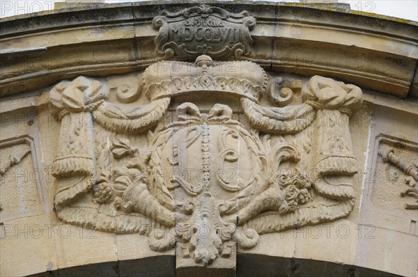 Langenburg Castle, Stone coat of arms shield with decorations on a wall as an architectural detail, Langenburg Castle, Langenburg, Baden-Wuerttemberg, Germany, Europe