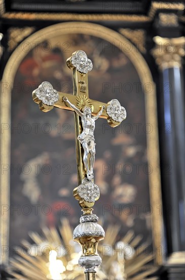 St. Paul's parish church, the first church was consecrated to St. Paul around 1050, Passau, close-up of a golden cross with a depiction of Jesus in the centre, Passau, Bavaria, Germany, Europe