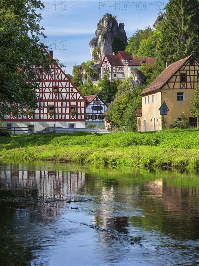 Zechenstein rock formation and half-timbered houses on the Puettlach river, rock castle and Franconian Switzerland Museum, former Judenhof, Tuechersfeld, Franconian Switzerland, Franconian Alb, Upper Franconia, Franconia, Bavaria, Germany, Europe