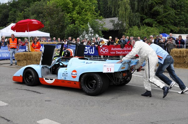 A Gulf racing car with the number 51 is supported by a helper at the start, SOLITUDE REVIVAL 2011, Stuttgart, Baden-Wuerttemberg, Germany, Europe