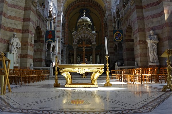 Marseille Cathedral or Cathedrale Sainte-Marie-Majeure de Marseille, 1852-1896, Marseille, Golden altar in a church with a view of the mosaic floor and surrounding pews, Marseille, Departement Bouches-du-Rhone, Region Provence-Alpes-Cote d'Azur, France, Europe