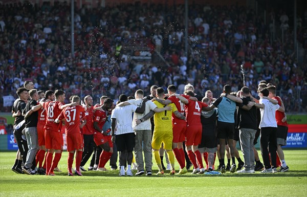 Team building, team circle after the match, cheering, 1. FC Heidenheim 1846 FCH, Voith-Arena, Heidenheim, Baden-Wuerttemberg, Germany, Europe