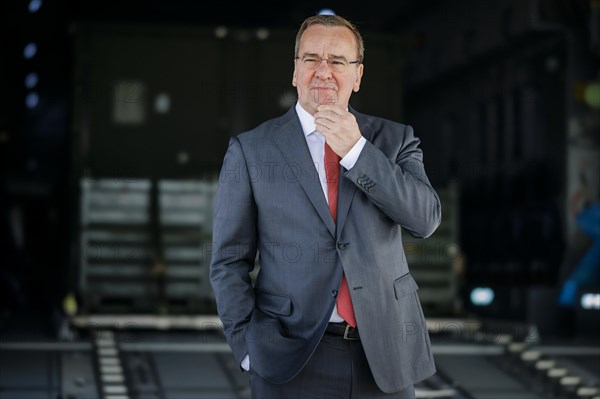 Federal Minister of Defence Boris Pistorius, SPD, bids farewell to the 20 or so soldiers of the Lithuanian brigade's preliminary command at BER Airport. By the fourth quarter of 2024, the pre-commando is to grow to a deployment team of around 150 members of the German Armed Forces. The army brigade will be reorganised in Lithuania with the name Panzerbrigade 45. After the brigade is officially commissioned in 2025, the other forces are to be deployed starting in 2025. The Lithuanian brigade should be operational by the end of 2027. Berlin, 08.04.2024