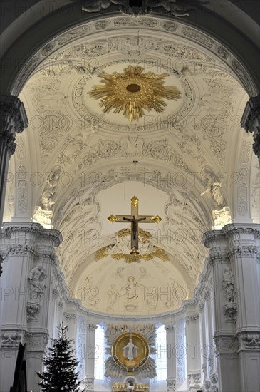 St. Kilian's Cathedral in Wuerzburg, Wuerzburg Cathedral, detailed view of the altar of a baroque church with Christmas decorations and crucifix, Wuerzburg, Lower Franconia, Bavaria, Germany, Europe