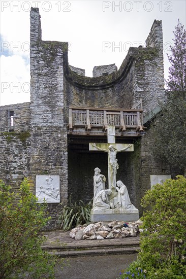 Town gate, cross, statues, Conwy, Wales, Great Britain