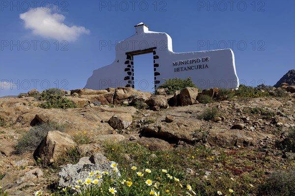 Betancuria, Villa Historica, white gate at the municipal boundary, rocks, Fuerteventura, Canary Islands, Spain, Europe