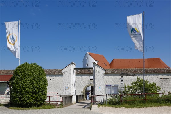 Wildenstein Castle, Spornburg, medieval castle complex, best preserved fortification from the late Middle Ages, entrance, access, bridge, flags, flagpoles, today youth hostel, historic buildings, architecture, Leibertingen, Sigmaringen district, Swabian Alb, Baden-Wuerttemberg, Germany, Europe