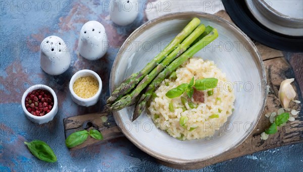 Risotto with asparagus arranged in a plate, surrounded by spices, risotto with green asparagus, KI generated, AI generated